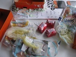 Schachtel-Inhalte: 3 Papierschnipsel, 3 Mon Cheri, 3 benutzte Kondome