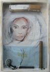 Frau mit braunen Augen und Belueftungsschlauch (0,40m x 0,58m)